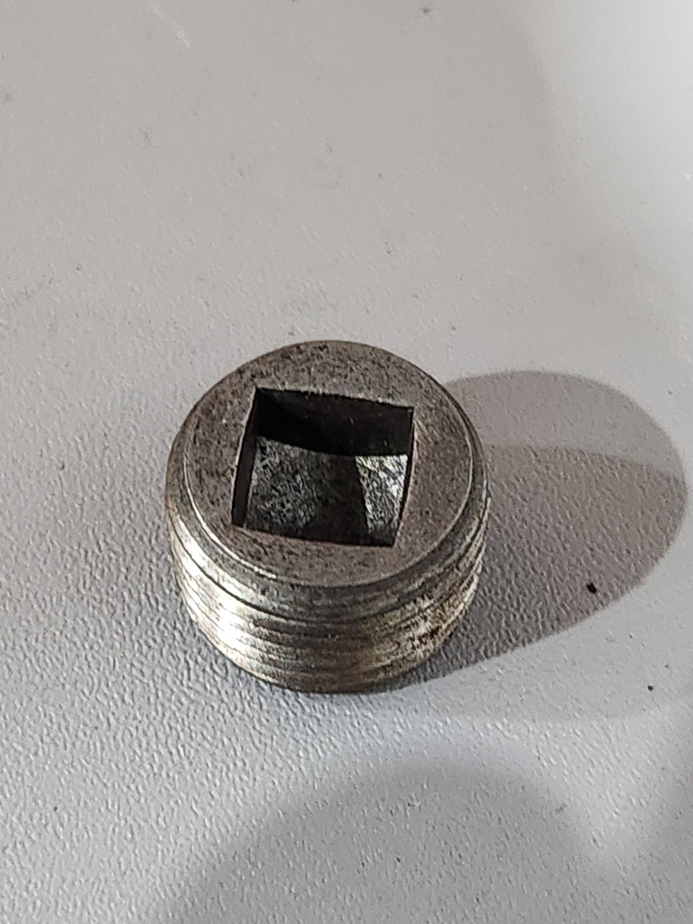 C - CAP TAPON 11/16 NEGRO CUADRADO ROSCA 18 NP 161023064901